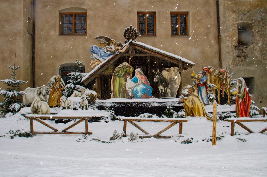 Celebrate Christmas: Christmas Around the World - Footsteps of a Dreamer