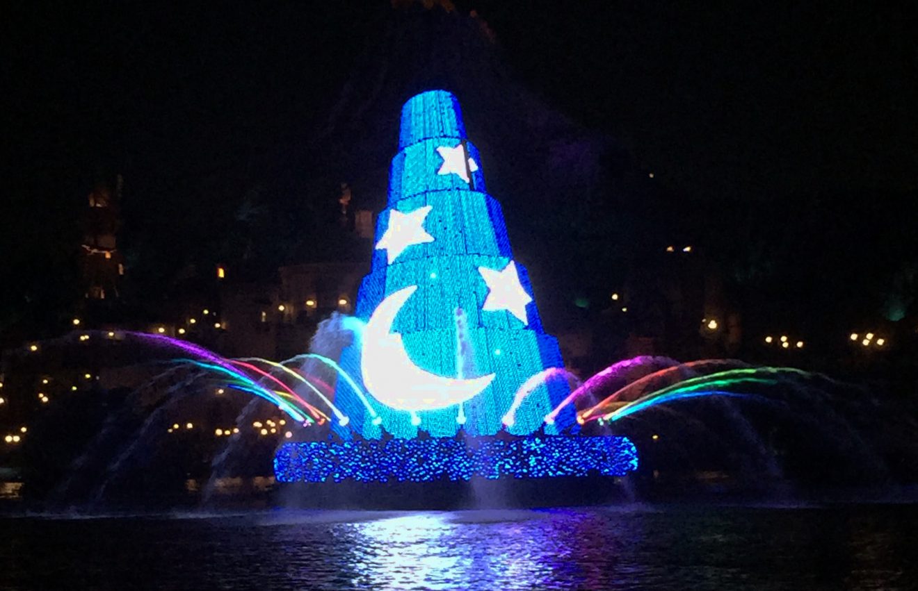 Tokyo DisneySea's water show Fantasmic | Footsteps of a Dreamer