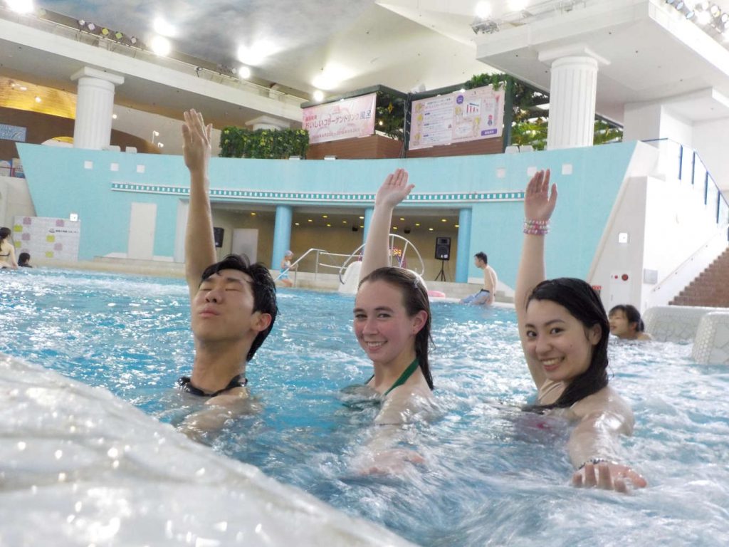 Pool at Yunessun | Footsteps of a Dreamer